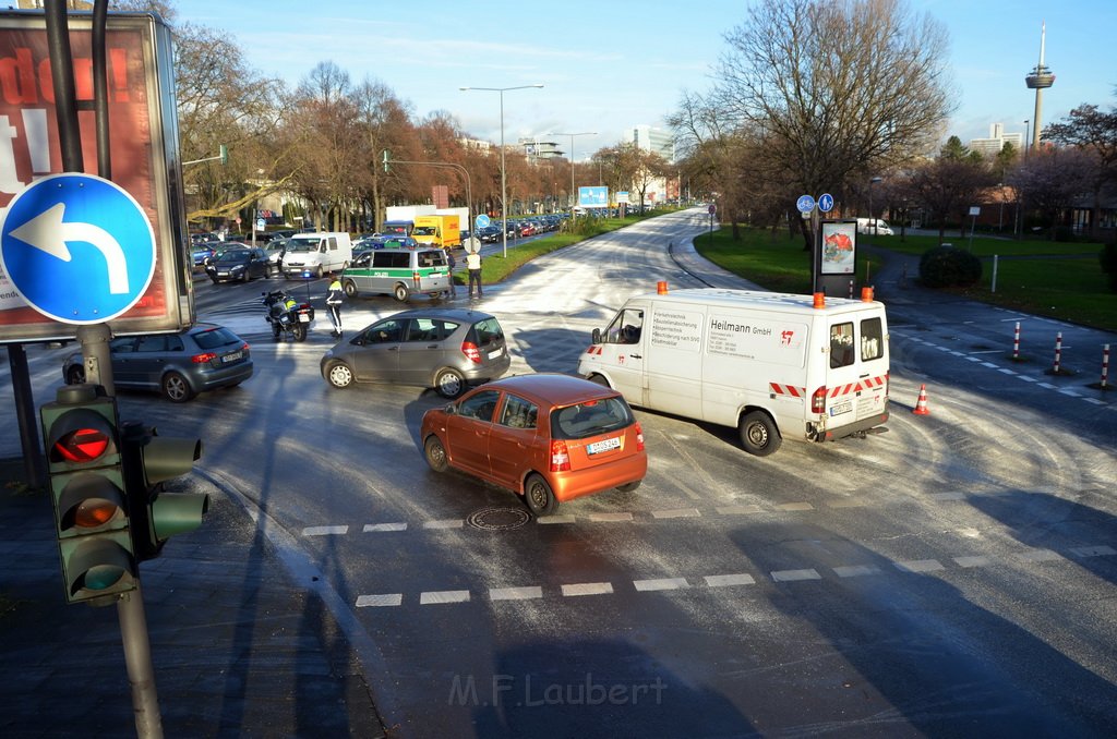 Bagger verliert Oel VU Pkw Koeln Ehrenfeld Innere Kanalstr Weinsbergerstr P219.JPG - Miklos Laubert